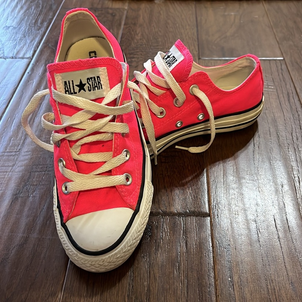 Women’s low neon pink converse. - Picture 2 of 3
